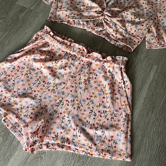 Adorable Pink Floral 2 Piece Set 🌸 - Picture 4 of 11